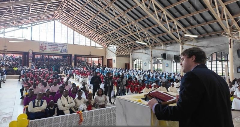 Eddie Cullen addressing a parish community in Kangemi, Nairobi